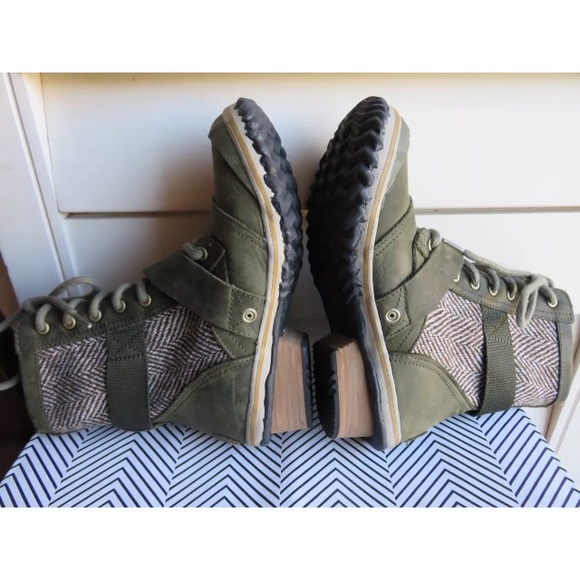 Sorel Shoes - Sorel khaki 6 boots tweed